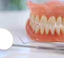 Použitie zubného lepidla na plastové náhrady