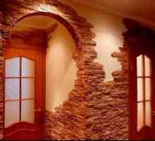 Ako umiestniť steny v miestnosti s dekoratívnymi dlaždicami pod kameňom