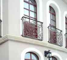 Kovaný balkon: hlavné typy, výhody a nevýhody