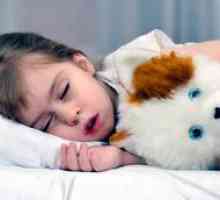 Dieťa rozmaznáva zuby vo sne: príčiny a dôsledky