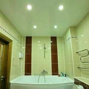 Foto strešné stropy v kúpeľni, plusy a minusy technológie