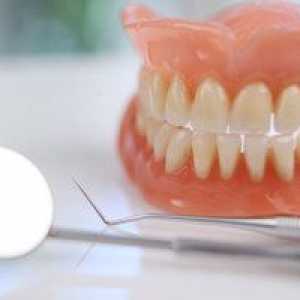Použitie zubného lepidla na plastové náhrady