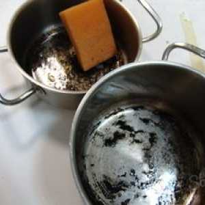 Ako čistiť panvicu z nehrdzavejúcej ocele z pozostatkov spáleného jedla