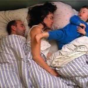 Ako zabrániť dieťaťu spať so svojimi rodičmi?