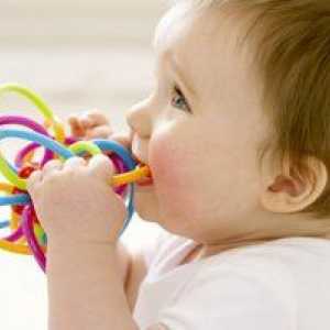 Ako pomôcť dieťaťu, keď sú zuby nasekané? Prvé zuby sú drobky