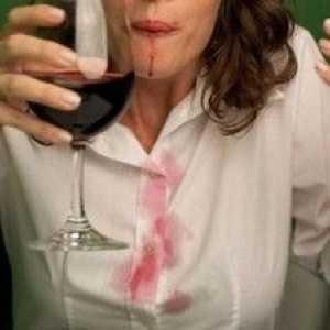Ako správne odstrániť škvrny po červenom víne