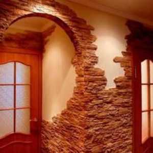 Ako umiestniť steny v miestnosti s dekoratívnymi dlaždicami pod kameňom