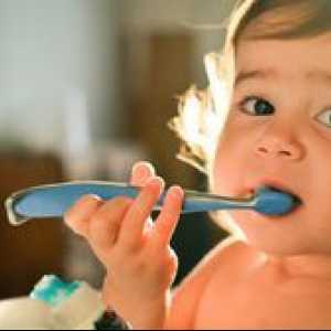 Kedy začať čistiť zuby dieťaťa
