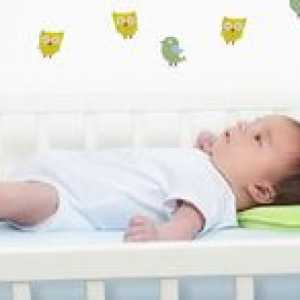 Keď dieťa môže spať na polštáľ v postieľke