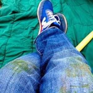 Spot z trávy na džínsoch - ako sa umývať?