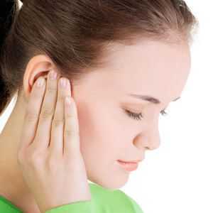 Prečo osteochondróza krčnej oblasti spôsobuje hluk v ušiach?
