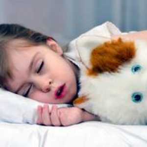 Dieťa rozmaznáva zuby vo sne: príčiny a dôsledky