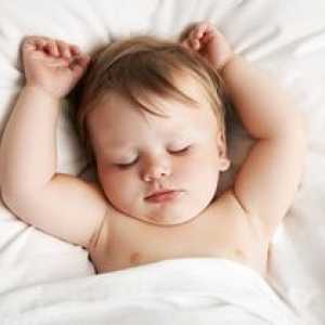 Dieťa a sen: koľko by dieťa malo spať za 1 rok
