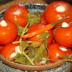 Recept na marinované solené rajčiny na zimu s cesnakom vo vnútri