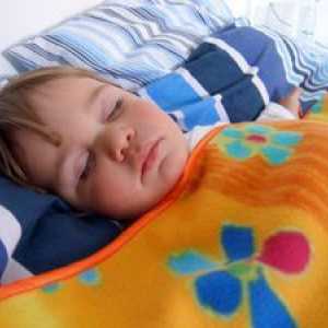 Ťažký nočný kašeľ u dieťaťa: príznaky a liečba